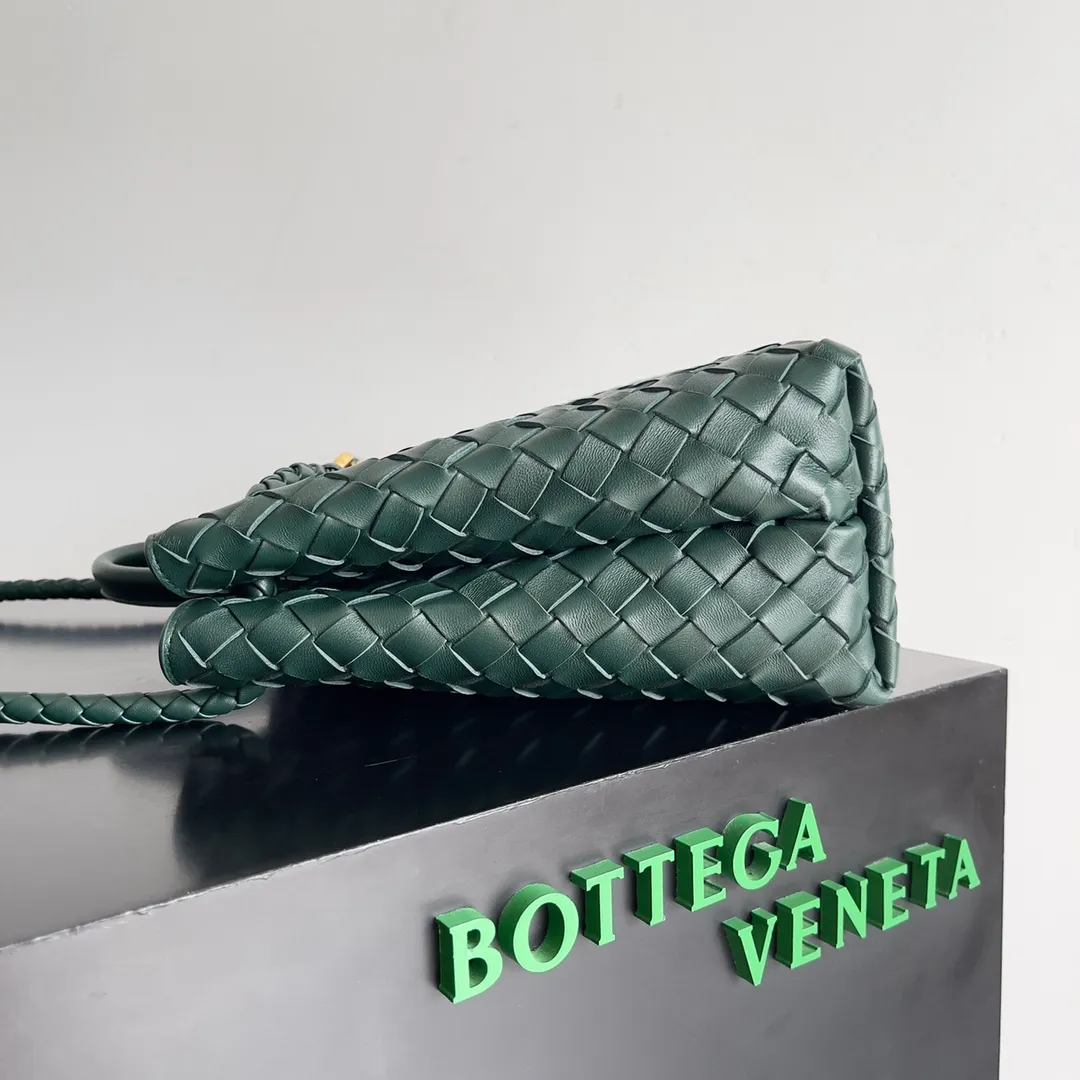 The 2023 new Andiamo batch of 2260 BV has been shipped‼ ️Really popular🔥The new Andiamo woven handbag launched by Bottega Veneta this season is really popular all over the world! ! Celebrities at home and abroad have worn it, and Oscar-winning actress Michelle Yeoh has taken it out on the street. Song Jia, Trai Yara, Yu Feihong, Sanji Ayaka, Rosie Hunting-Whiteley, Yoshioka Riho, etc. have all picked up this bag. It is classic and versatile, showing off its temperament, and the bag capacity is also large, which is very convenient for daily commuting! ! A variety of carrying methods, the shoulder straps can be adjusted by yourself, the original lambskin feels soft and delicate, and the unisex style breaks the gender boundaries and brings a more practical and long-lasting use experience. Andiamo, which has both elegant and casual styles, perfectly interprets the true appearance of "fashionable old money style". Style number: 743572 Size: 32*24*12